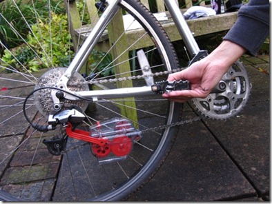 Spinning the chain backwards so the halfords bikehut chain cleaning kit can work its magic