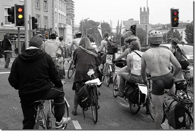 cyclistsatredlight_thumb