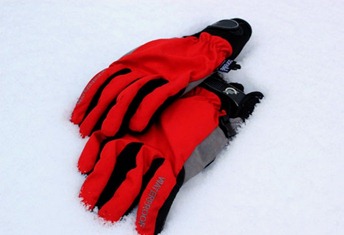 Winter cycling gloves in the snow