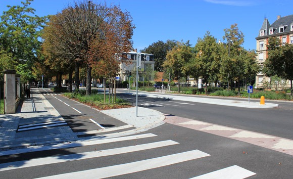 Pedestrian as well as cyclist crossing leading onto a dedicated cycling path