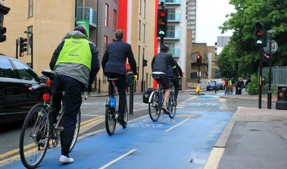 Cyclists at CS3 traffic lights