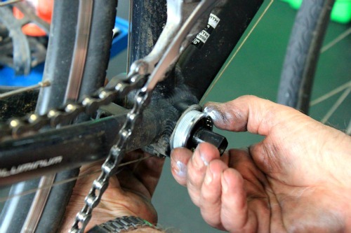 Tighten with your hands the bottom bracket