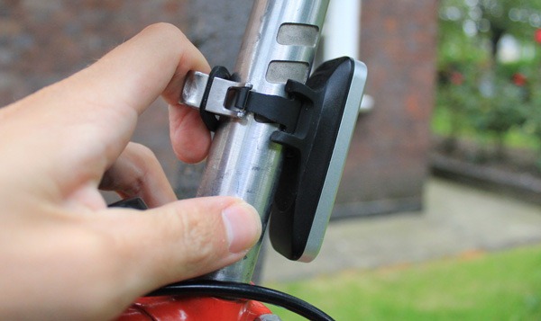 Knog blinder attachment mechanism