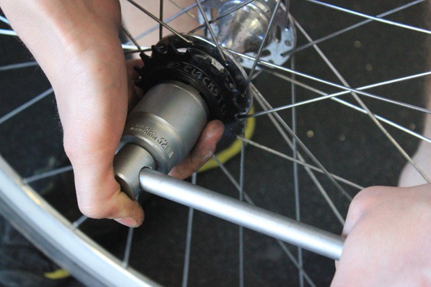 Tighten freewheel in place
