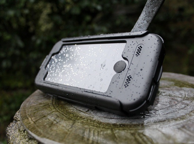 tigra-iphone-5-bike-mount-in-rain-standing-up